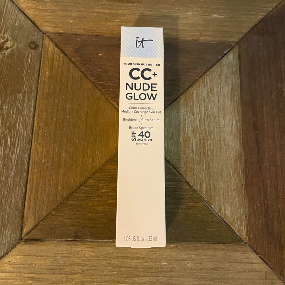 IT Cosmetics CC+ Nude Glow in Light